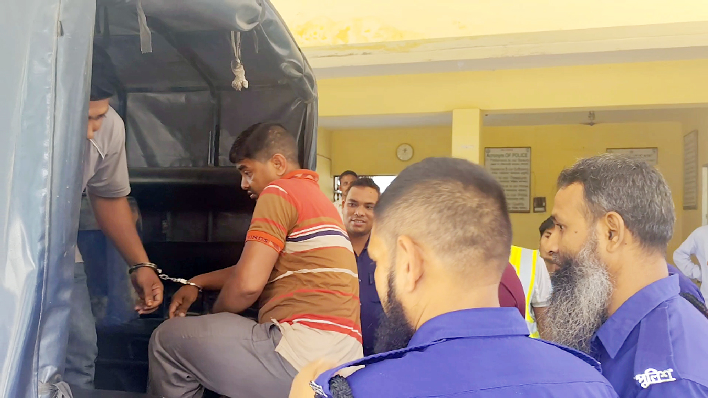 ফিলিং স্টেশন থেকে পেট্রল কিনে কালোবাজারে বিক্রি, আটক ২