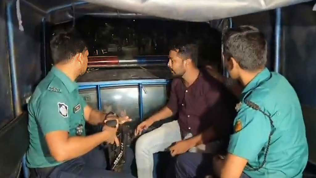 মধ্যরাতে হাক্কানীর মালিকের বাসায় মব, আটক তিন সমন্বয়ককে ছাড়িয়ে নিলেন হান্নান মাসুদ
