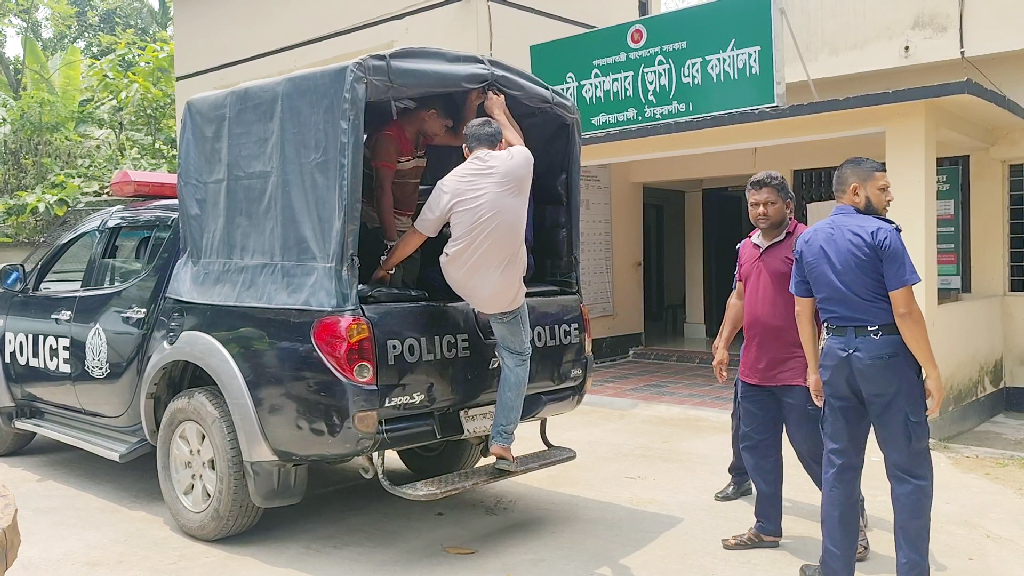 কালোবাজারে তেল বিক্রি করায় আটক দুই ব্যক্তি। ছবি: আজকের পত্রিকা