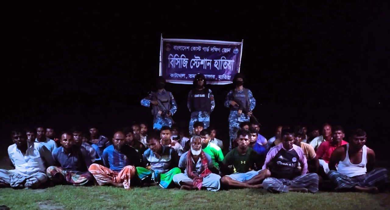 হাতিয়ায় কোস্ট গার্ডের ওপর হামলা, অবৈধ জালসহ ৩৩ জেলে আটক