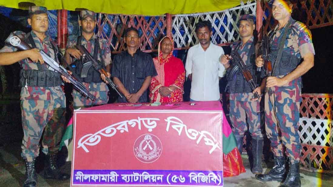 ভিতরগড় সীমান্তে তিন বাংলাদেশি আটক