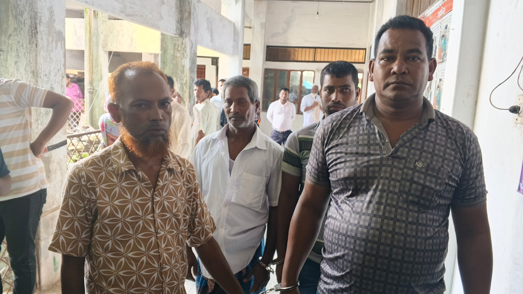 নকল পুতুল-মুদ্রা দেখিয়ে প্রতারণা, পাঁচজন গ্রেপ্তার