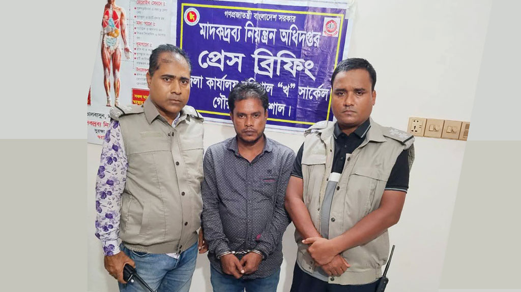 বরিশালে আইনজীবীর সহকারী ১৬১ পিস ইয়াবাসহ আটক