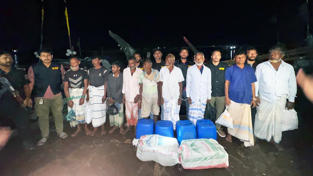 কক্সবাজারে মাছ ধরার ট্রলার থেকে সাড়ে ৪ লাখ পিস ইয়াবা জব্দ, আটক ৯