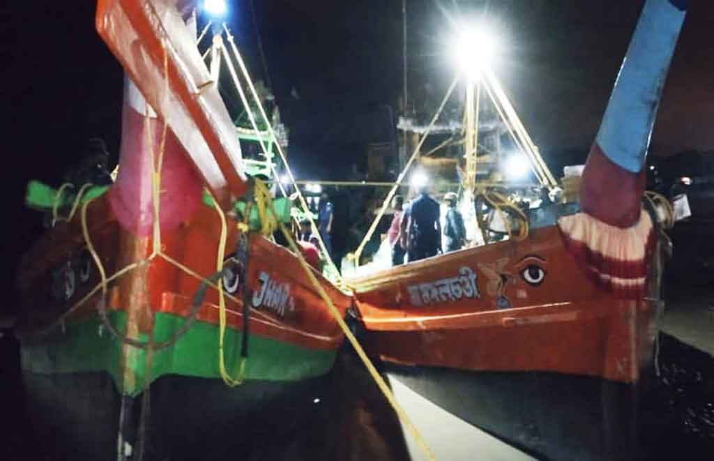 বঙ্গোপসাগরে দুই ট্রলারসহ ৩৪ ভারতীয় জেলে আটক