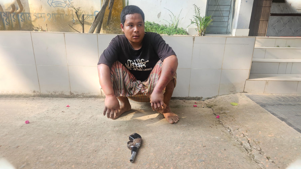 চাঁদাবাজির অভিযোগে ইউপিডিএফের সদস্যকে গণপিটুনি, পুলিশে সোপর্দ