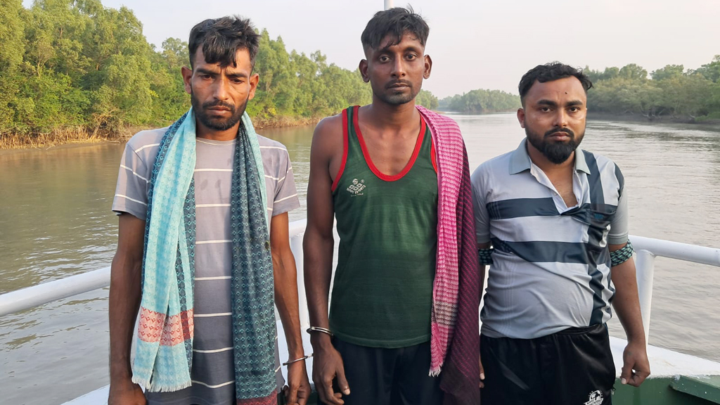 সুন্দরবনে হরিণশিকারিদের হামলায় কর্মকর্তা আহত