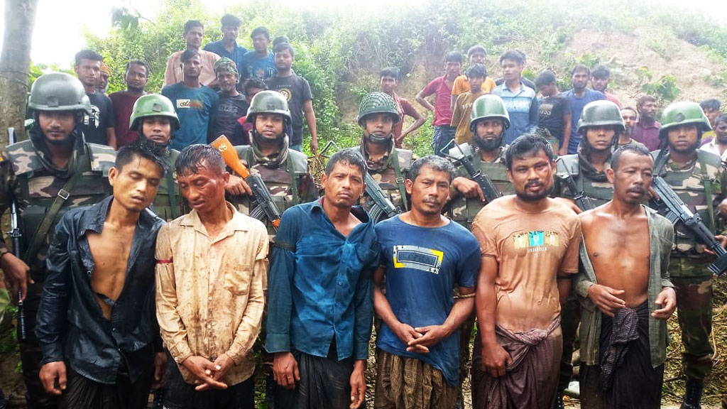 চন্দনাইশে অস্ত্র-গুলিসহ আটক ৬