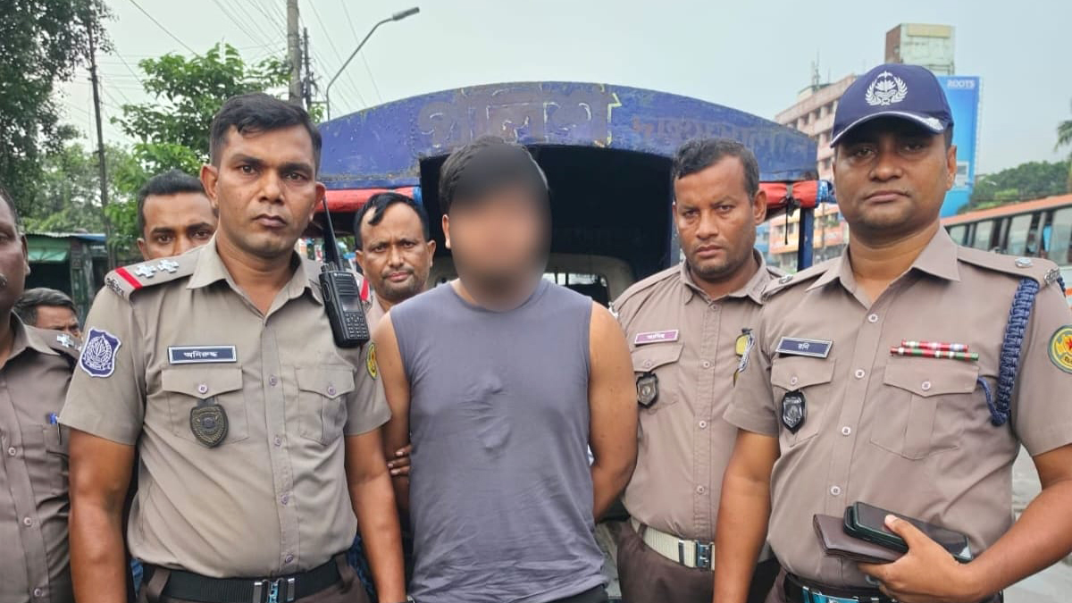 গাবতলীতে বিদেশি পিস্তল ও ম্যাগাজিনসহ যুবক আটক