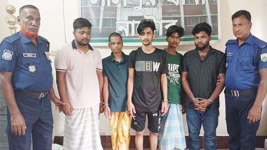 ইমো হ্যাকার চক্রের ৫ সদস্য গ্রেপ্তার, ২২টি মোবাইলসহ নানা সরঞ্জাম উদ্ধার