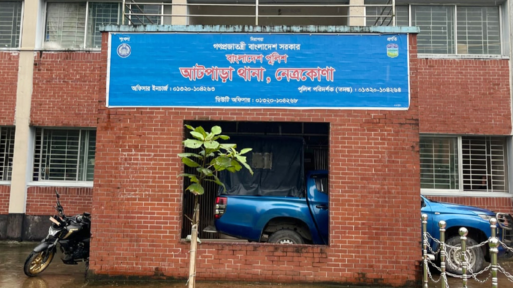 জুয়ার আসরে অভিযান, পুলিশ সদস্যদের বিরুদ্ধে টাকা লুটের অভিযোগ
