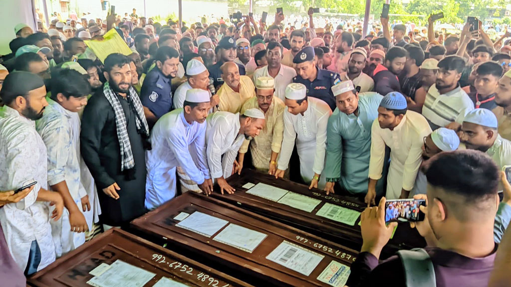 আত্রাইয়ে একে একে দাফন করা হলো ৭ রেমিট্যান্স যোদ্ধার মরদেহ