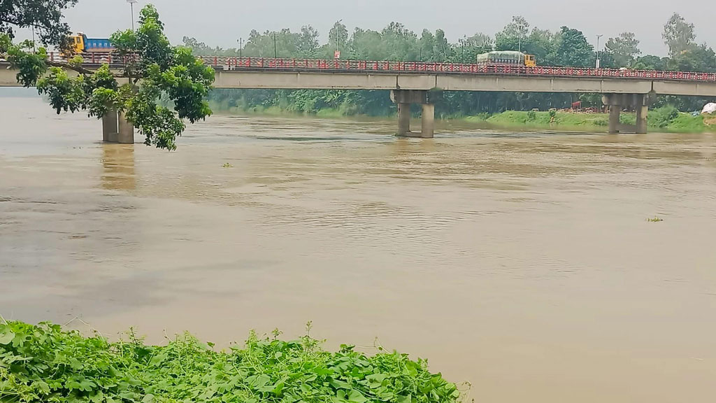 আত্রাই নদের পানি বিপৎসীমা ছুঁই ছুঁই, ৩০টি পয়েন্ট ঝুঁকিপূর্ণ