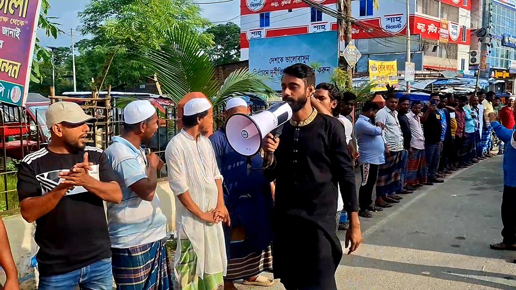 শরীয়তপুরে অটোরিকশা থেকে চাঁদা আদায়ের অভিযোগে মানববন্ধন