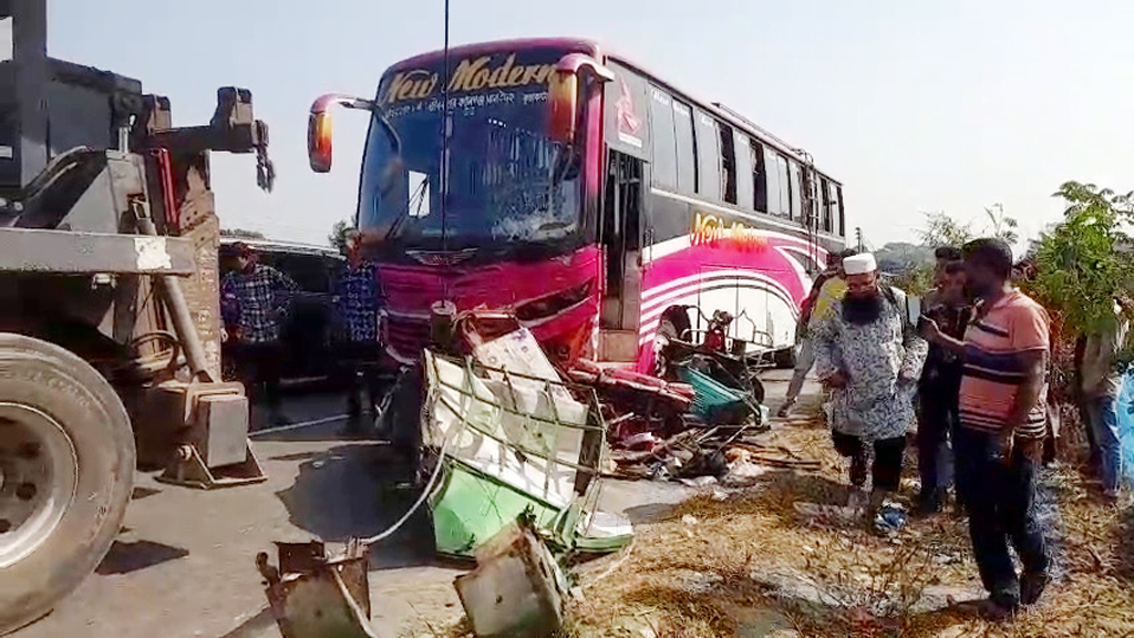 অটোরিকশাকে চাপা দিল বাস, প্রাণ গেল তিনজনের