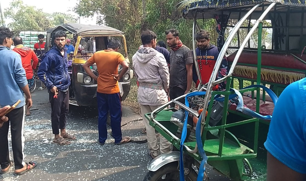 মায়ের কোল থেকে ছিটকে সড়কে প্রাণ গেল শিশুর