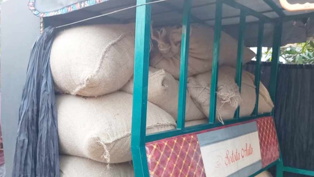 ২২ বস্তা সরকারি চাল জব্দ, আসামি হলেন অটোরিকশাচালক