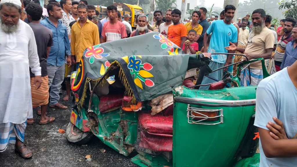 বগুড়ায় ট্রাক-অটোরিকশা সংঘর্ষে সাবেক ব্যাংক কর্মকর্তা নিহত