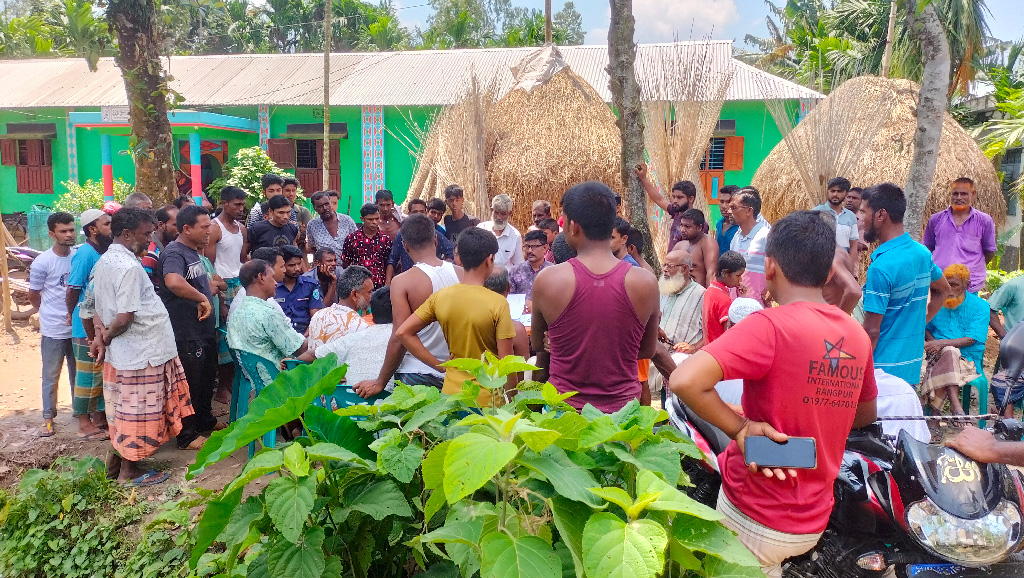 অটোরিকশা ছুঁয়ে প্রাণ গেল গৃহবধূর