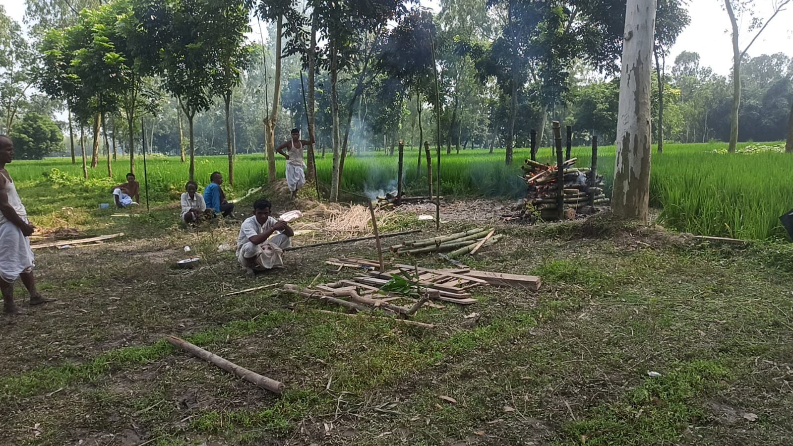 স্বামীর মৃত্যুর শোক সইতে না পেরে রেললাইনে ঝাঁপ দিলেন স্ত্রী