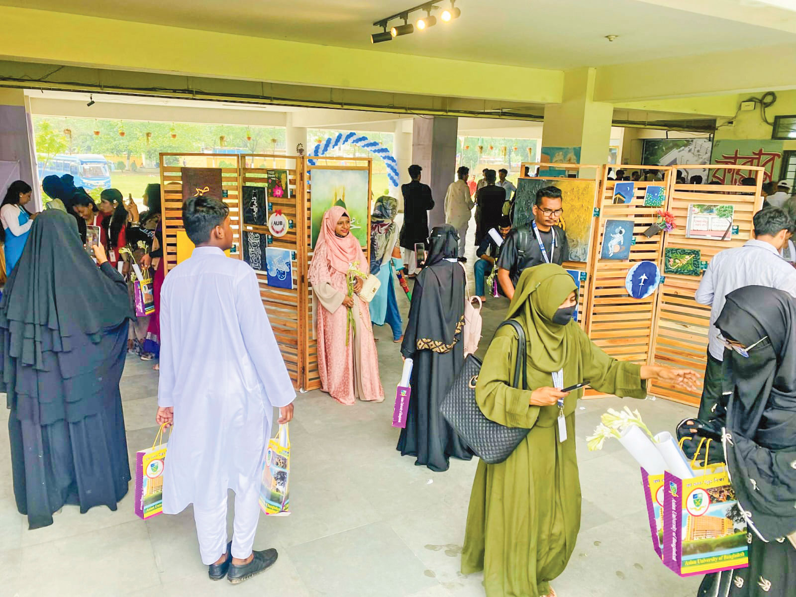 এইউবিতে নতুন নবীন শিক্ষার্থীদের বরণ