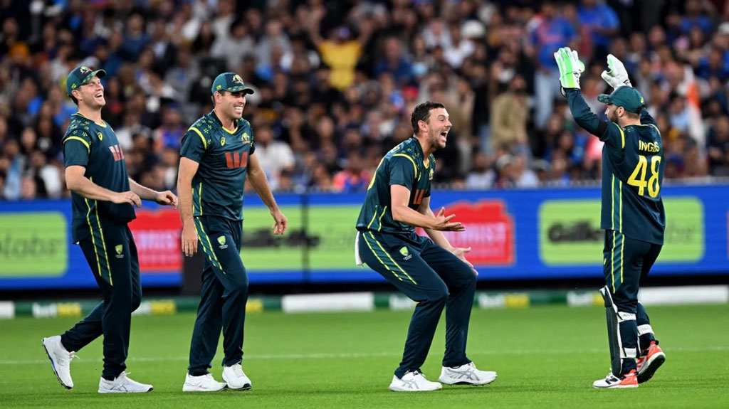 সহজেই ভারতকে হারিয়ে সিরিজে এগিয়ে গেল অস্ট্রেলিয়া