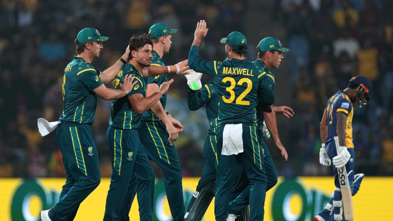 ট্রফির ওপর পা রাখাটাই কি অভিশাপ হলো অস্ট্রেলিয়ার