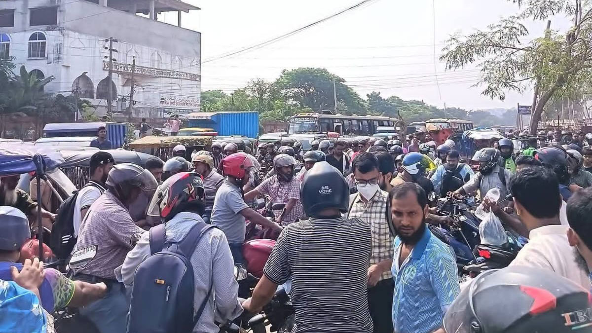 মোহাম্মদপুরে অটোরিকশা চালকদের অবরোধ, আড়াই ঘণ্টা পর যান চলাচল স্বাভাবিক