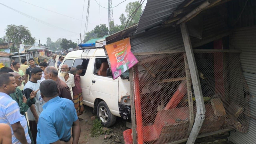 দোকানে ঢুকে পড়ল অ্যাম্বুলেন্স, নিহত ১