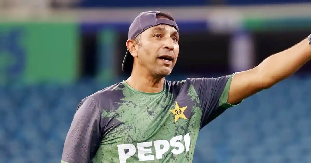 পাকিস্তান টেস্ট দলের দায়িত্ব ছাড়লেন আজহার