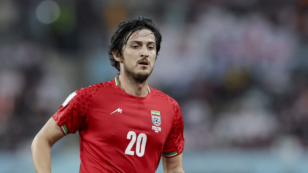 বিশ্বাসঘাতকতার অভিযোগে তারকা ফুটবলারকে বহিষ্কার করল ইরান