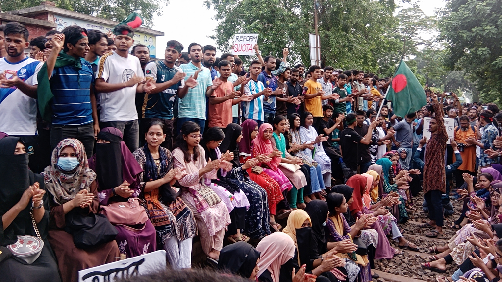 ‘বাংলা ব্লকেড’ কর্মসূচিতে হামলার প্রতিবাদে রাবি শিক্ষার্থীদের রেলপথ অবরোধ