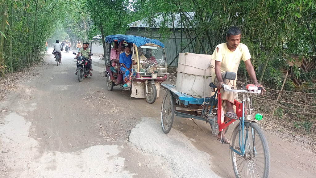 ১০ কিলোমিটার বেহাল সড়কে দুর্ভোগ চরমে