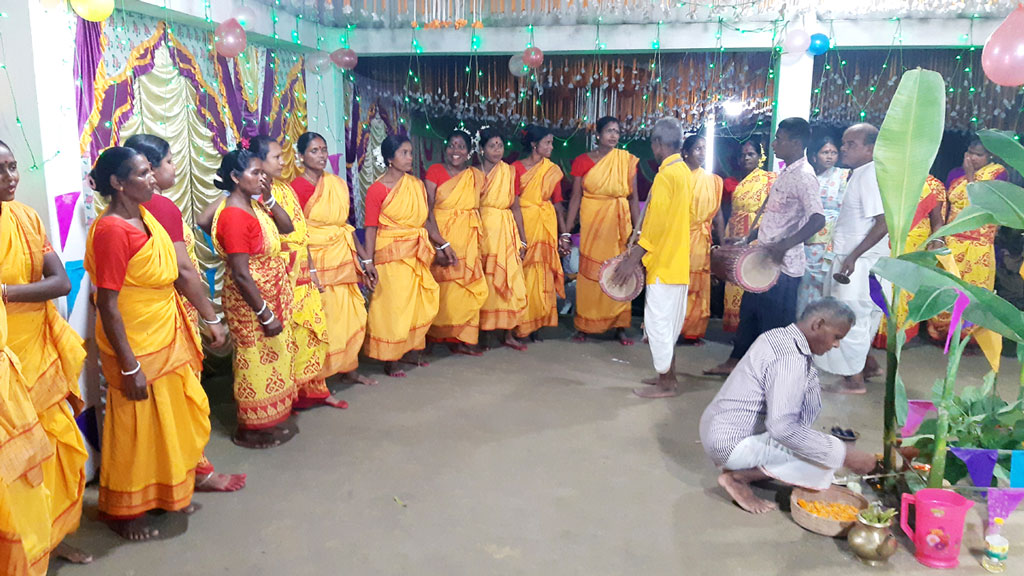 বৃক্ষের বন্দনায় মেতে উঠল ওঁরাও তরুণ-তরুণীরা