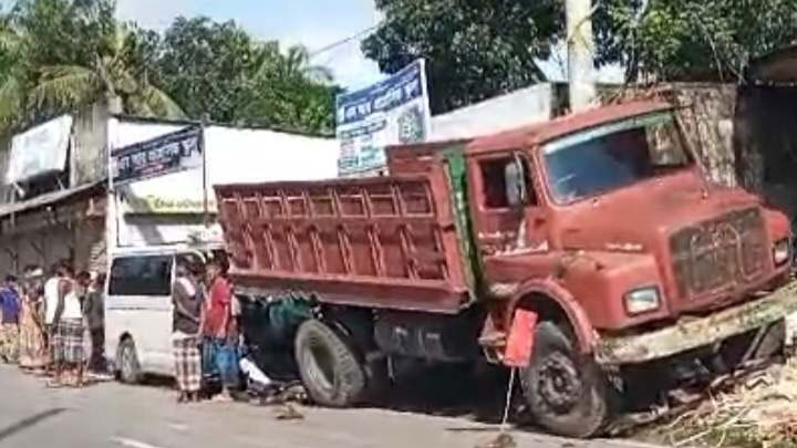 গাজীপুরে দাঁড়িয়ে থাকা ট্রাকের পেছনে মাইক্রোবাসের ধাক্কা, চালক নিহত