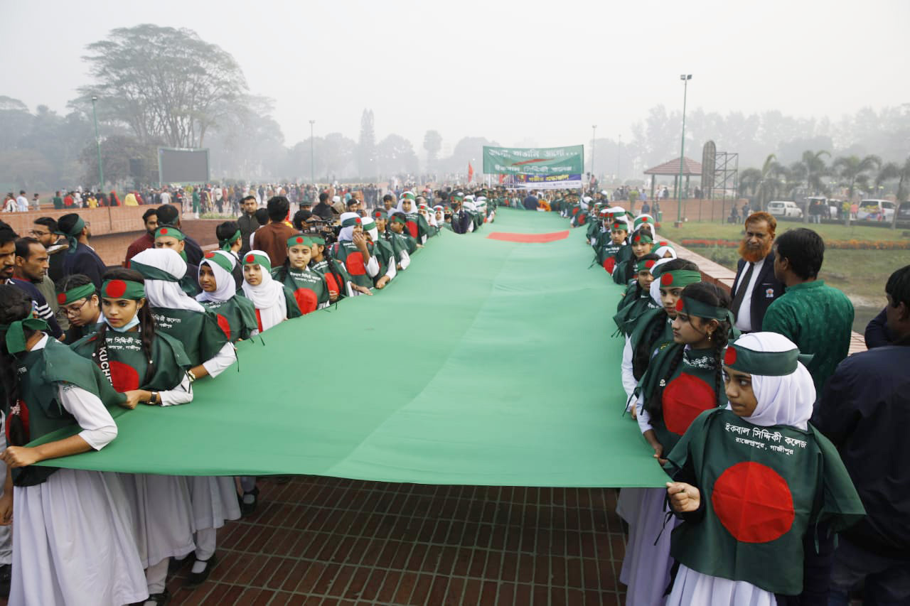 বিভিন্ন শিক্ষাপ্রতিষ্ঠান থেকে শিক্ষার্থীরা এসেছে শহীদদের প্রতি শ্রদ্ধা জানাতে।