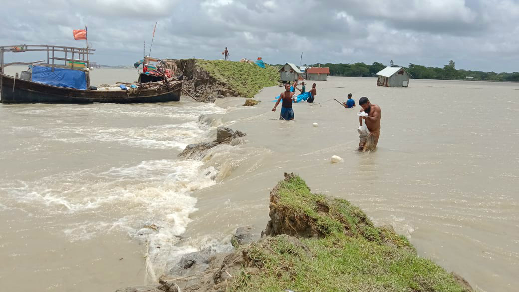 তালতলীতে বাঁধ ভেঙে ৮ গ্রাম প্লাবিত