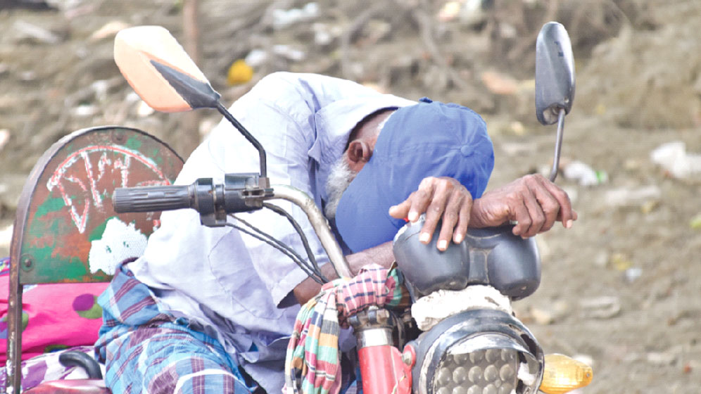 তীব্র তাপপ্রবাহে পুড়ছে রাজশাহী