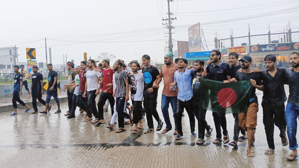 কোটা সংস্কার আন্দোলন: বৃষ্টি উপেক্ষা করে খুবি শিক্ষার্থীদের সড়ক অবরোধ 