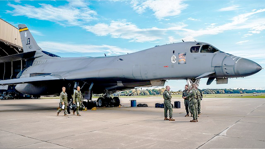 ব্রিটেনের ঘাঁটিতে যুক্তরাষ্ট্রের শক্তিশালী বোমারু বিমান, হামলা কি রাতেই