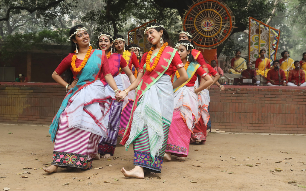 নৃত্যের ছন্দে গানের সুরে ছায়ানটের বসন্ত বরণ