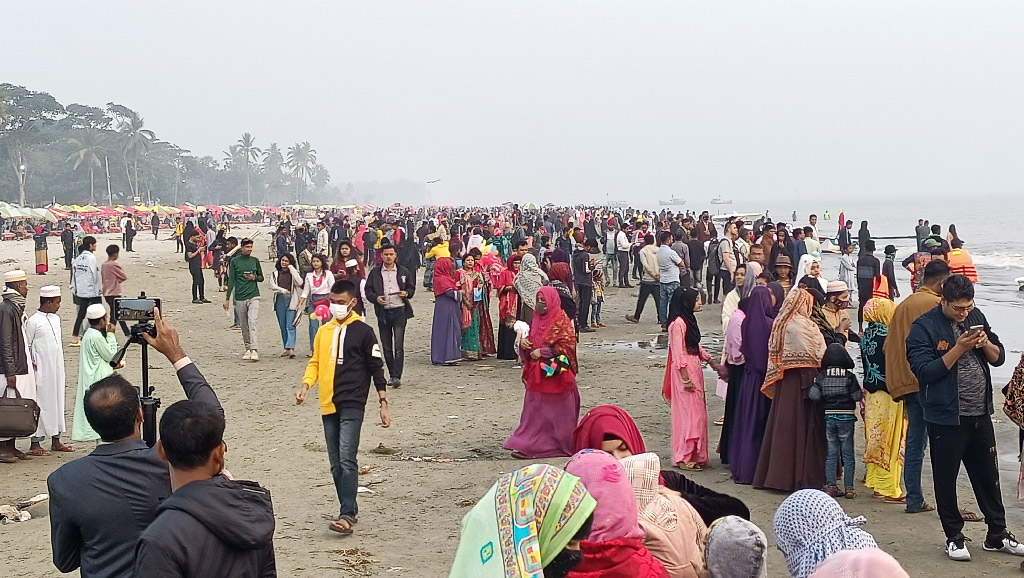 বছরের শেষ সূর্যাস্ত দেখছেন পর্যটকেরা। কুয়াকাটা, পটুয়াখালী। ছবি: মো. মহিব্বুল্লাহ