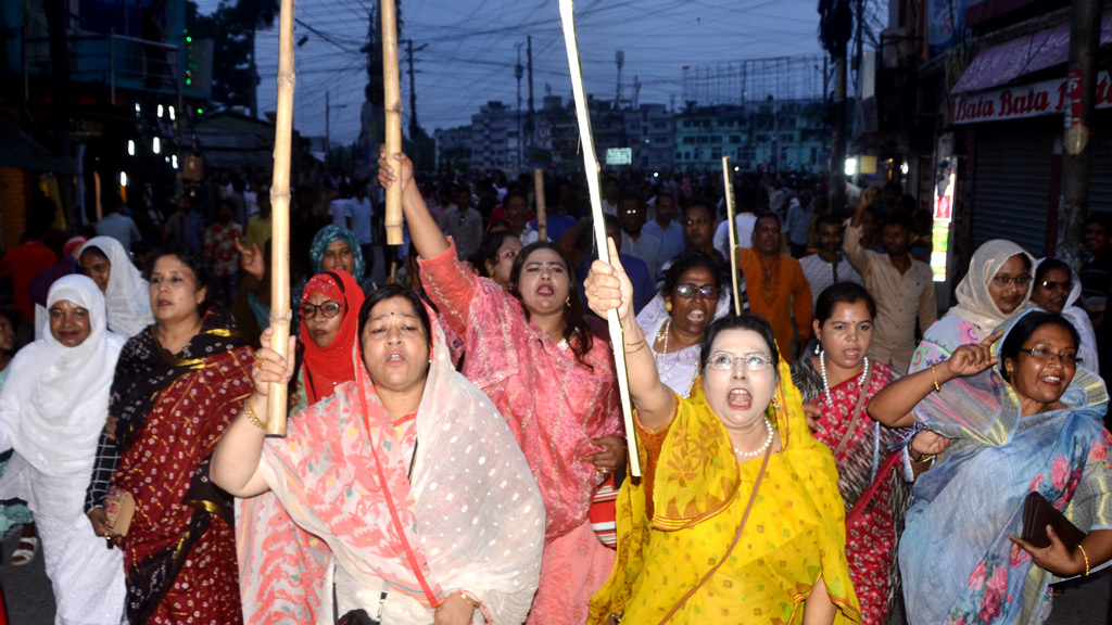 যশোরে লাঠি নিয়ে আ.লীগ নেতা-কর্মীদের বিক্ষোভ-মিছিল