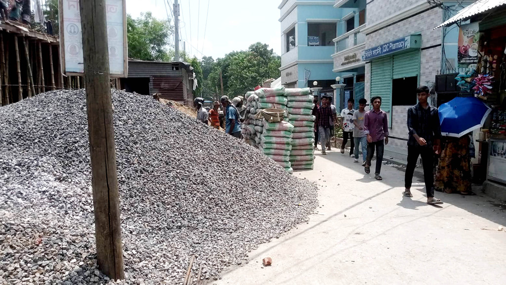 সড়কে নির্মাণসামগ্রী রাখায় শহরে দীর্ঘ যানজট