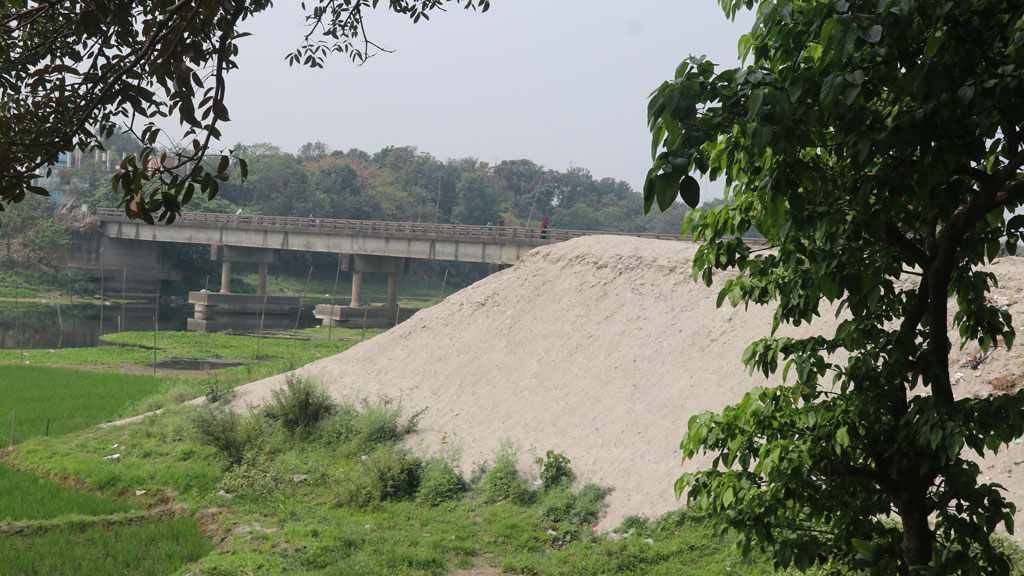 মাগুরায় সেতুর নিচের বালু দিয়ে নদ ভরাট করে তৈরি হচ্ছে বাসস্ট্যান্ড