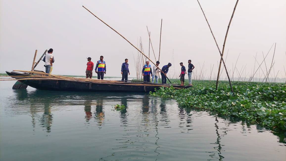 নরসিংদীতে নদী থেকে মাছের অবৈধ ঘের উচ্ছেদ