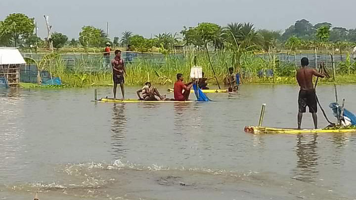 বৃষ্টিতে তালা উপজেলার পাটকেলঘাটার অধিকাংশ এলাকা পানিতে তলিয়ে গেছে। বিভিন্ন মৎস্য ঘের ডুবে যাওয়ার কারণে মাছ ভেসে গেছে। এতে পানিতে ডোবা রাস্তাসহ বিভিন্ন জায়গায় মাছ ধরতে দেখা যায় মানুষকে। আসান নগর এলাকা থেকে, সাতক্ষীরা, ১৯ সেপ্টেম্বর ২০২৪। ছবি: মুজিবুর রহমান