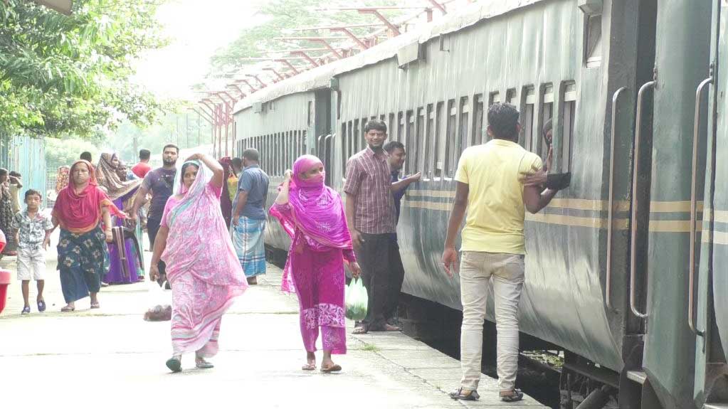 ৪ মাস পর বেনাপোল-খুলনা রুটে যাত্রীবাহী ট্রেন চলাচল শুরু