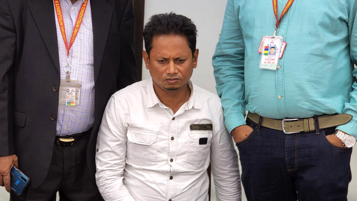 শাহজালাল বিমানবন্দরে প্রায় ২ কোটি টাকার স্বর্ণসহ যাত্রী গ্রেপ্তার