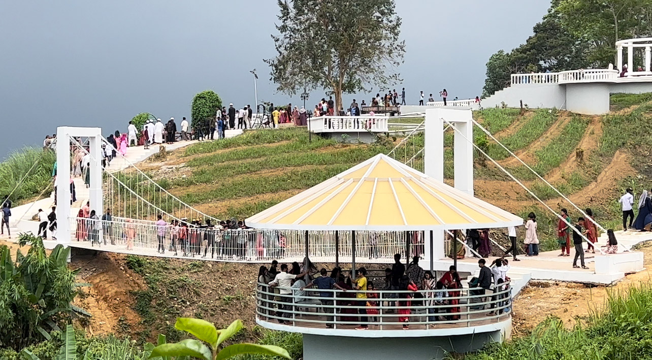 সমুদ্রপৃষ্ঠ থেকে অন্তত ছয় শ ফুট উঁচু আলুটিলায় পর্যটন কেন্দ্রে দর্শনার্থীদের ভিড়। আলুটিলায়, খাগড়াছড়ি, ২৪ এপ্রিল ২০২৩। ছবি: সামির মল্লিক